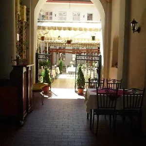 Fehar Pava Restaurant And Szálloda